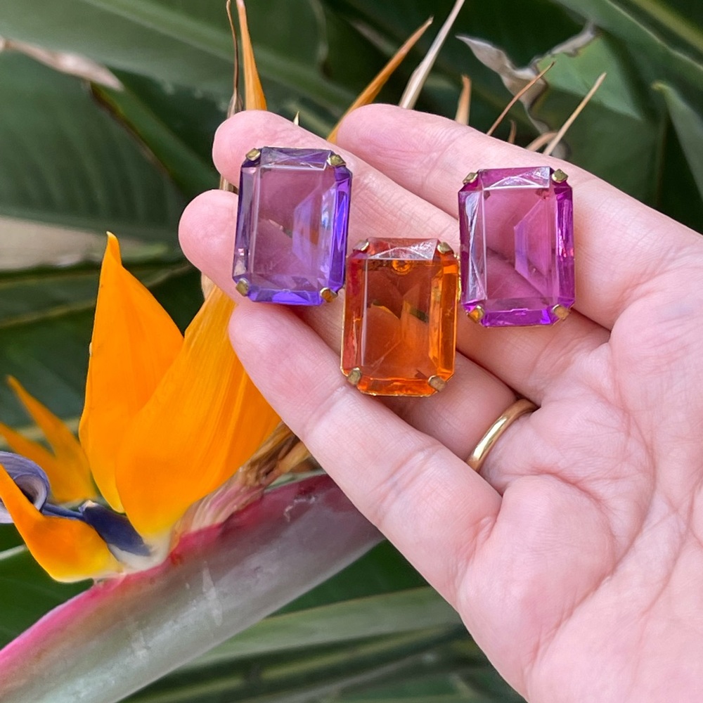 Three color emerald cut lucite gold tone pin brooch - Picture 7 of 9
